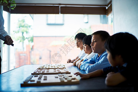 学生正在下棋图片