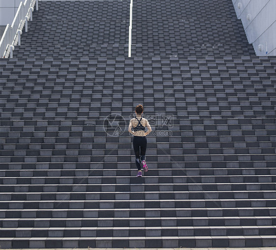 热爱运动的年轻女性图片