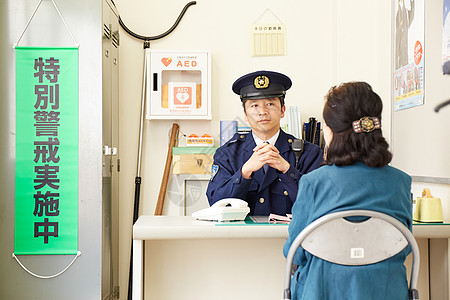 警察巡逻岗停图片警察正在问询当事人背景