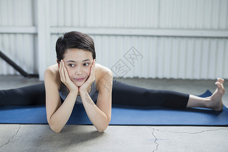 一人清澈瑜珈女人伸展图片