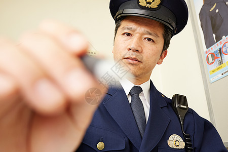 中年1个人坐警察在警察局工作图片