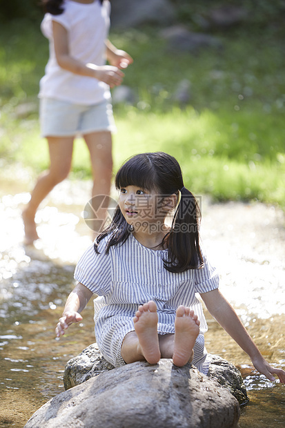 小朋友在森林草地上画画捉昆虫图片