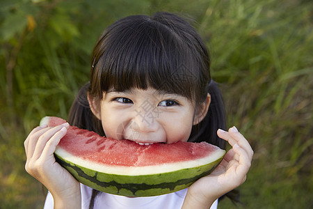 小孩摘西瓜图片_小孩摘西瓜素材_小孩摘西瓜高清图片_摄图网图片下载_