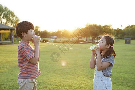 在户外玩纸杯电话的小朋友图片