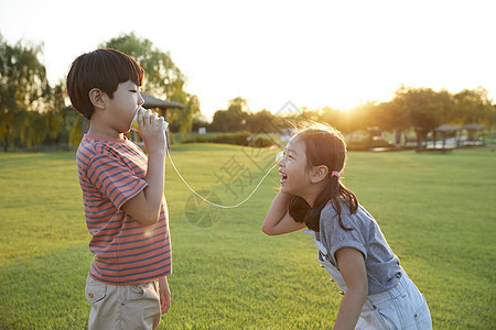 在户外玩纸杯电话的小朋友图片