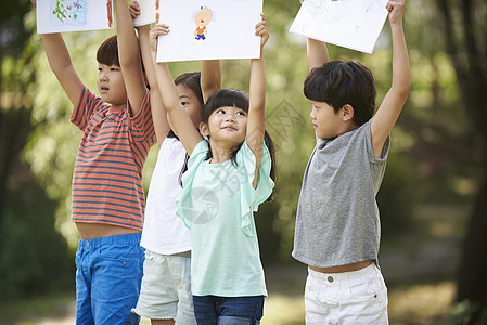 四个小朋友在公园举起儿童画图片