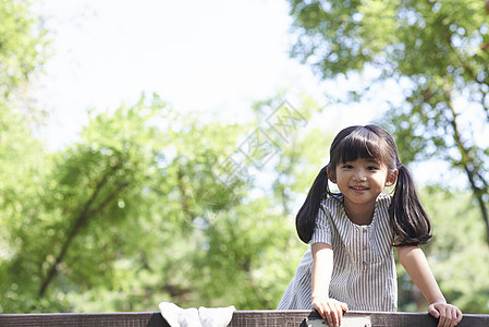 儿童公园长凳上的小朋友图片