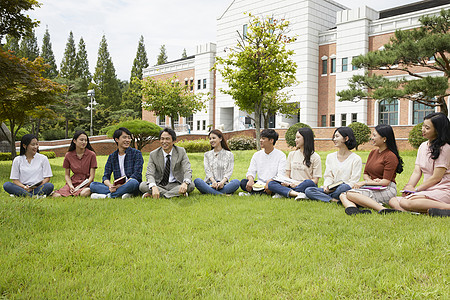 天津市职业大学大学教授和学生们围坐在一起交流背景