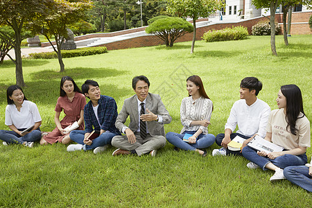 大学教授和学生们围坐在一起交流图片素材