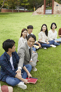 大学教授和学生们围坐在一起交流图片