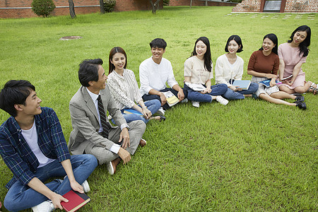 大学教授和学生们围坐在一起交流图片