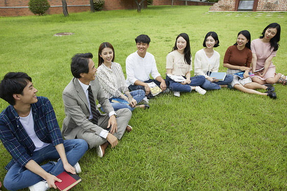 大学教授和学生们围坐在一起交流图片