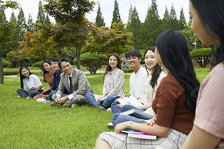 大学教授和学生们围坐在一起交流图片素材