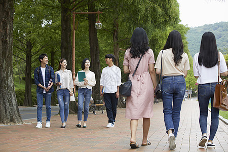 学生们走在一起分享交流图片