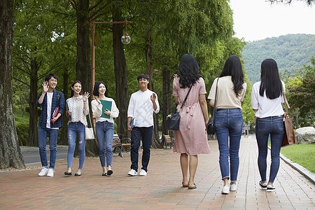 学生们走在一起打招呼图片