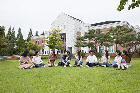 校园里的大学生户外草坪做游戏聊天图片