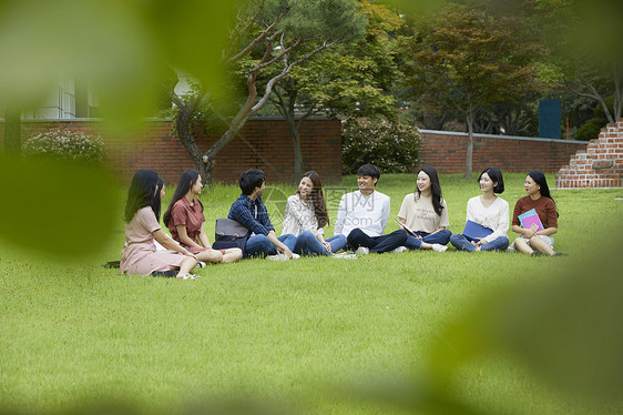 校园里的大学生户外草坪做游戏聊天图片