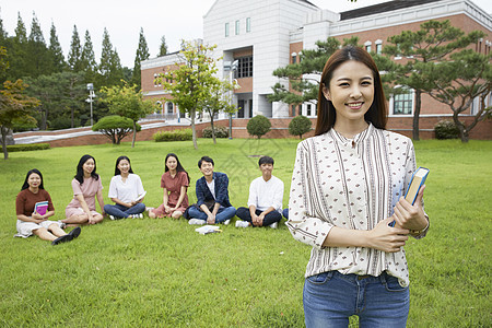 年轻女子快乐坐大学生图片