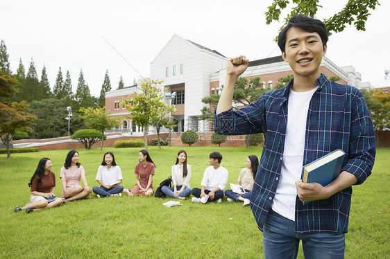 学生们围坐在草地上分享交流图片