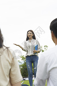 正在演讲的大学生图片