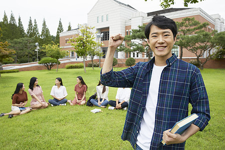 青年大学生在草坪上休息的形象图片