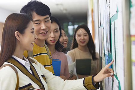 走廊上和女生搭讪的男生图片