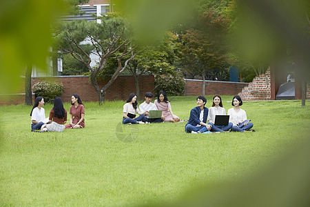 青年大学生在草坪上休息的形象图片