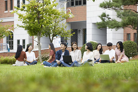 青年大学生在草坪上休息的形象图片