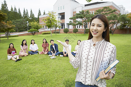 青年大学生在草坪上休息的形象图片