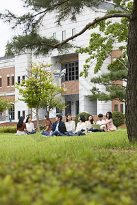 青年大学生在草坪上休息的形象图片