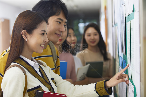 青年大学生在草坪上休息的形象图片