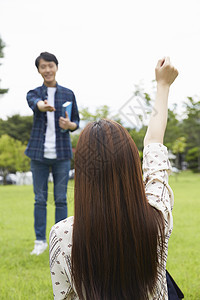 青年大学生在草坪上休息的形象图片