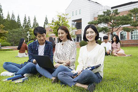 青年大学生在草坪上休息的形象图片