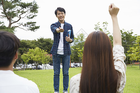 书朋友户外的大学生图片