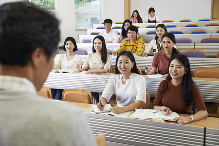 学生们认真听课图片