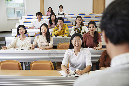 中式书桌学生们认真听课背景