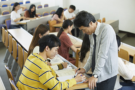 老师指正学生作业图片