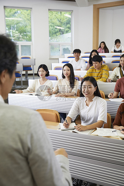 学生们认真听课图片