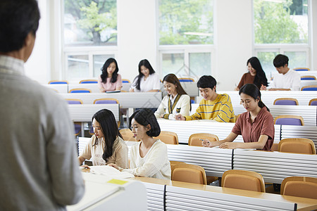 学生们认真听课图片