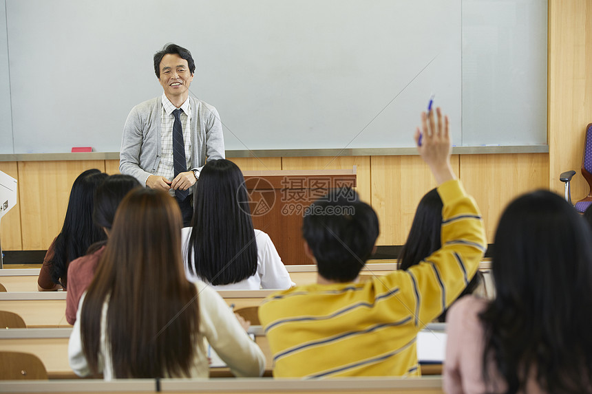 学生回答教授提问图片