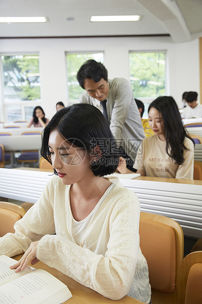 老师指导学生作业图片