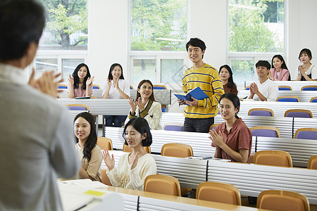 学生回答教授提问图片