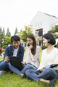 学生们围坐在草地上分享交流图片