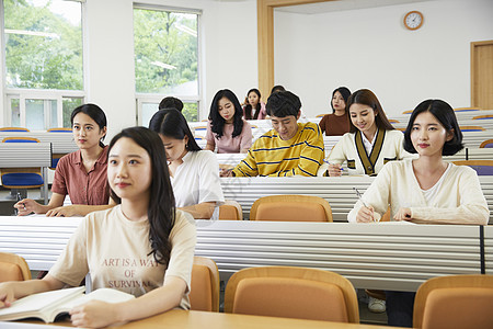 学生们认真听课图片