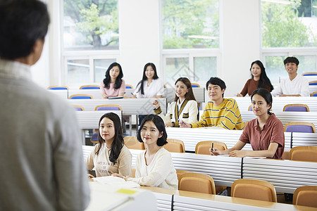 学生们认真听课图片