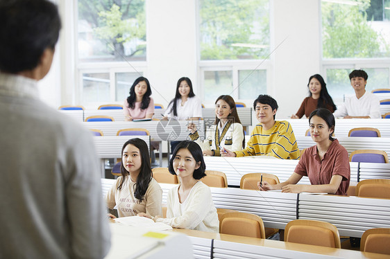 学生们认真听课图片