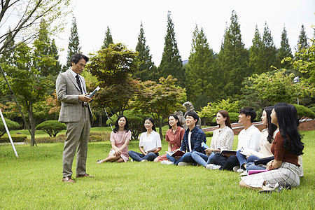 教授和大学生讨论问题图片