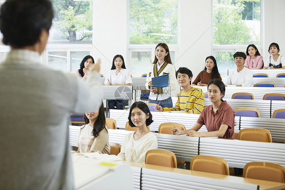 教授和大学生讨论问题图片