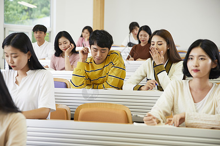 教授和大学生讨论问题图片