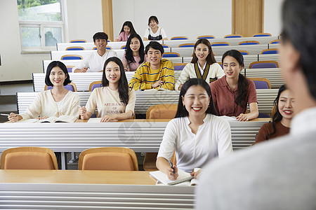 教授和大学生讨论问题图片